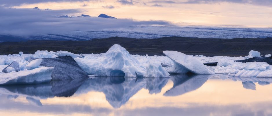 Večerní odraz v zátoce Jökulsárlon